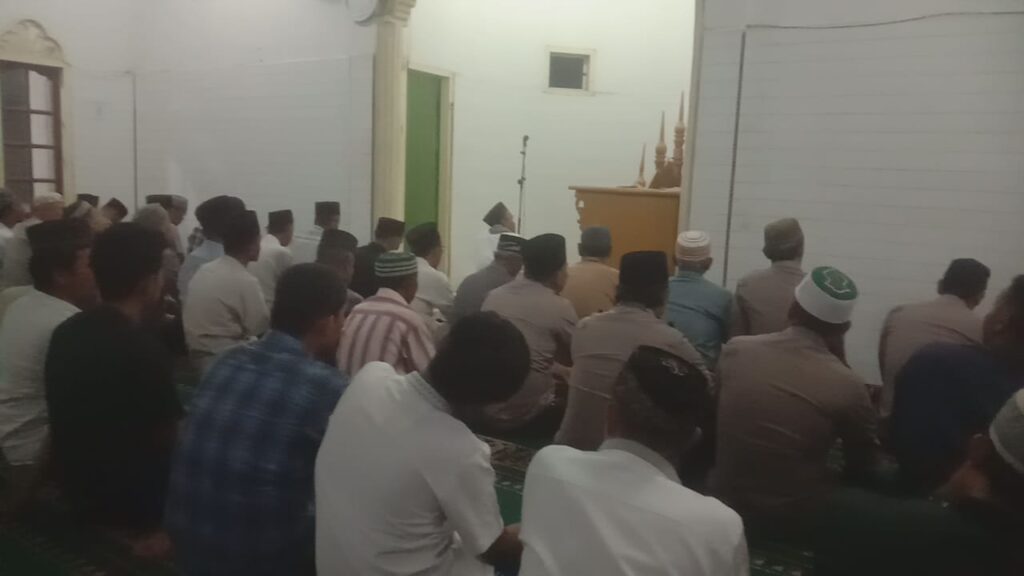 Photo : Shalat Tarawih Berjamaah, Polsek Perbaungan Berikan Himbauan Kamtibmas kepada Warga.