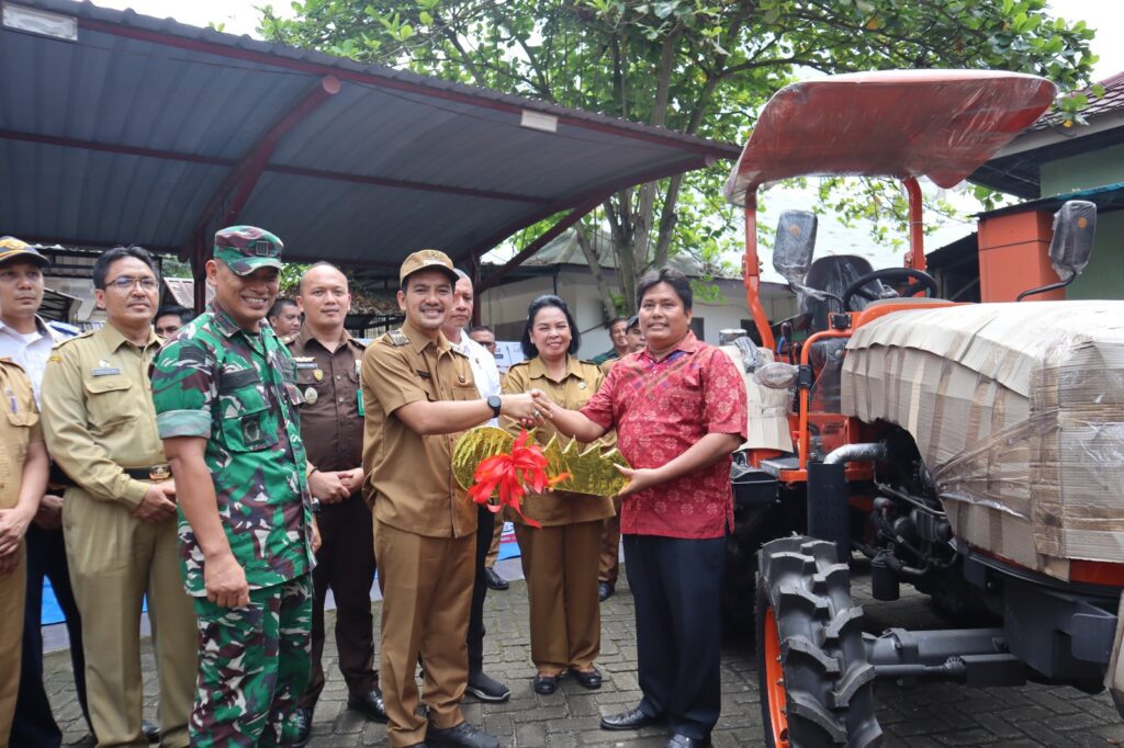 Tingkatkan Produktivitas Pertanian, Wali Kota Tebing Tinggi Serahkan Bantuan Alsintan