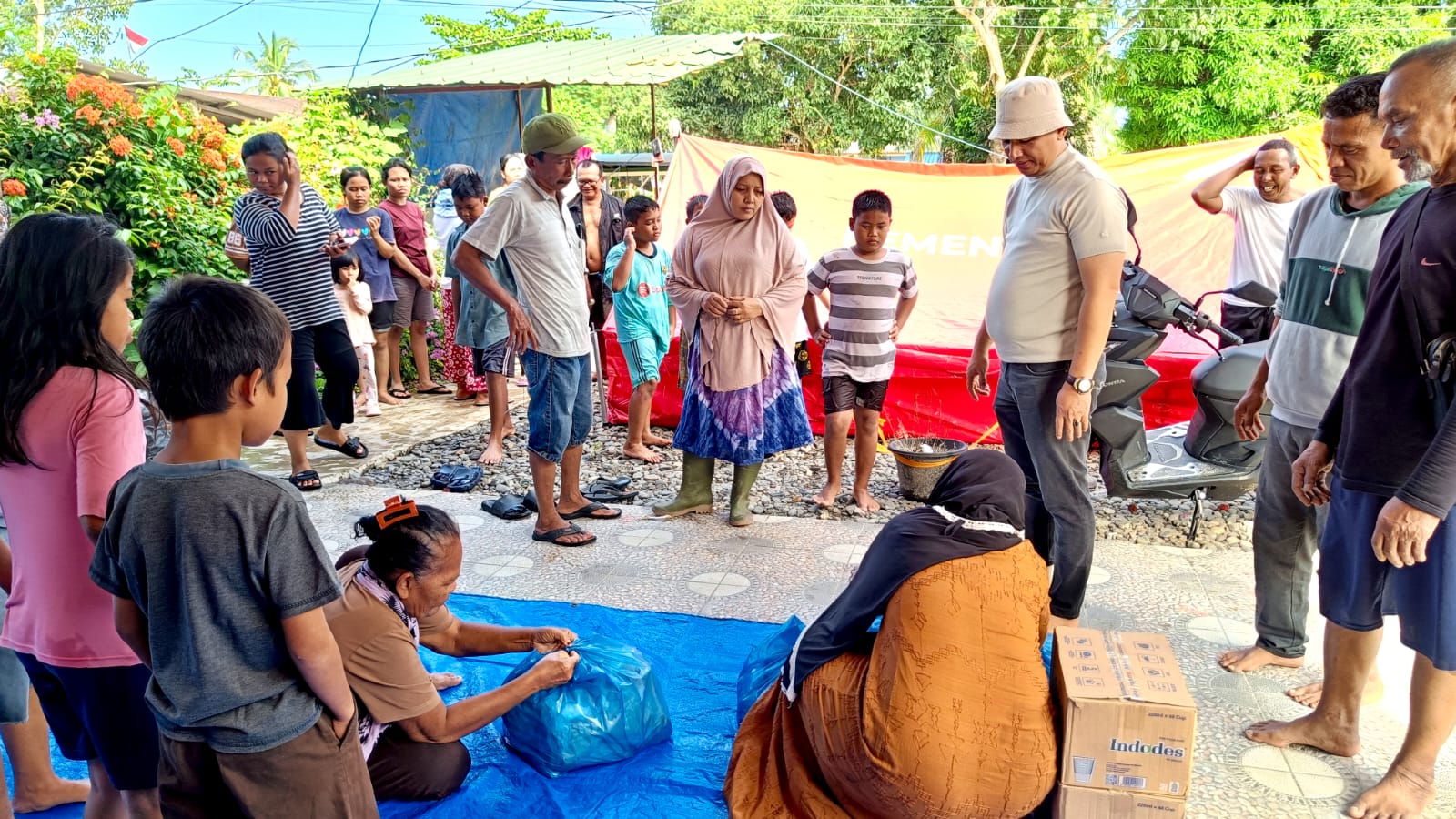 SPPG Firdaus-2 Salurkan 300 Paket Makanan Untuk Korban Banjir Sei Rampah